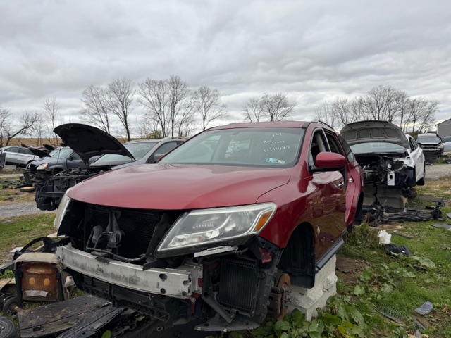 2014 Nissan Pathfinder SV's photo
