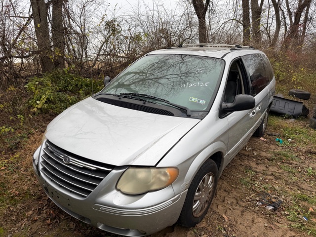 2005 Chrysler Town & Country Limited's photo