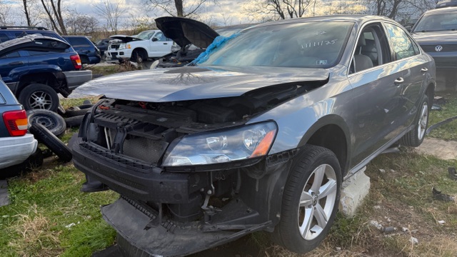 2012 Volkswagen Passat SE's photo