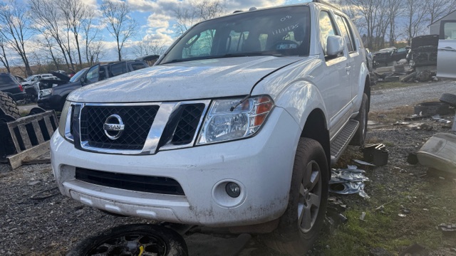 2008 Nissan Pathfinder SE's photo