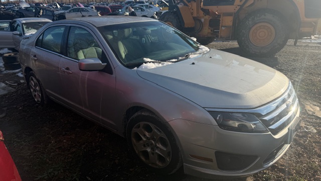 2010 Ford Fusion SE's photo