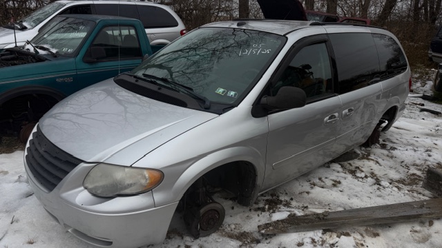 2005 Chrysler Town & Country LX's photo