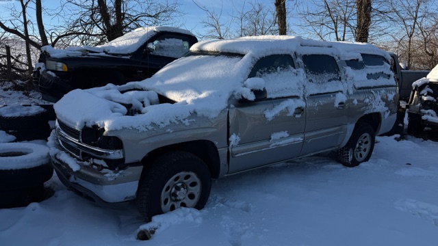 2001 Chevrolet Suburban Base's photo