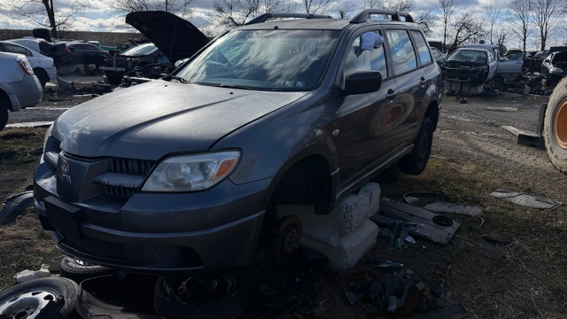 2005 Mitsubishi Outlander LS's photo