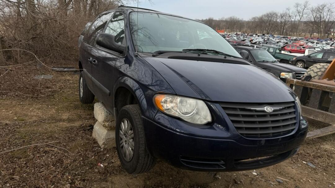 2006 Chrysler Town & Country Base's photo