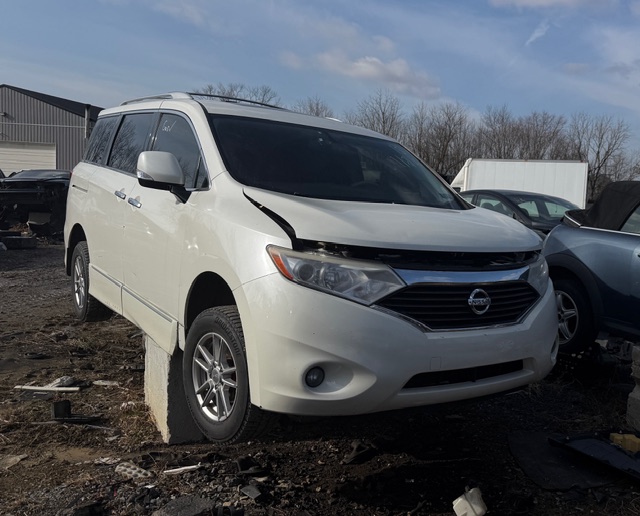 2015 Nissan Quest SL's photo
