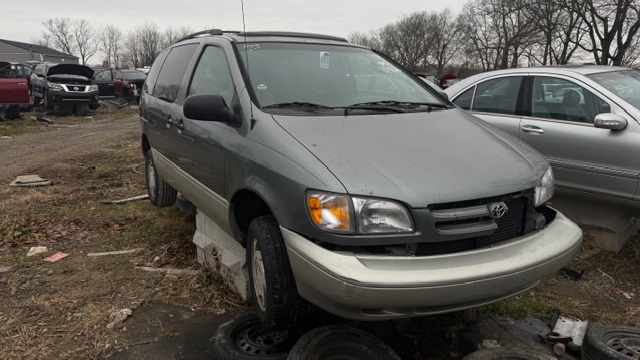 1998 Toyota Sienna's photo