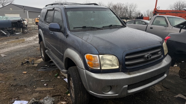 2003 Toyota Sequoia SR5's photo