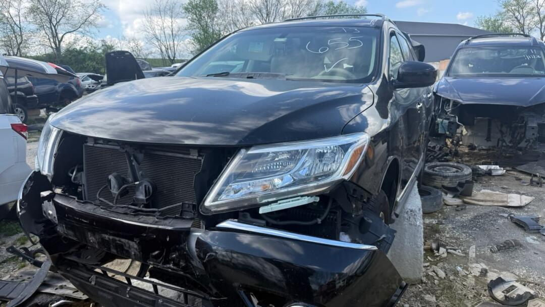 2013 Nissan Pathfinder SL 4WD's photo