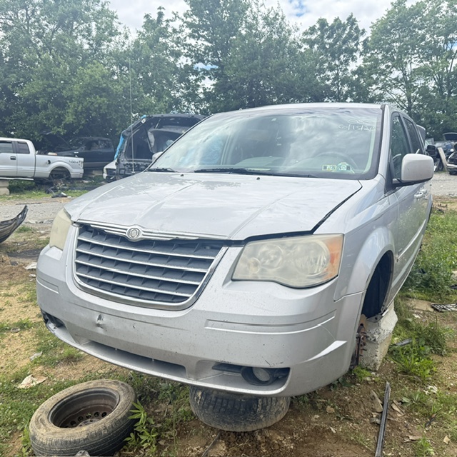 2008 Chrysler Town & Country Touring's photo