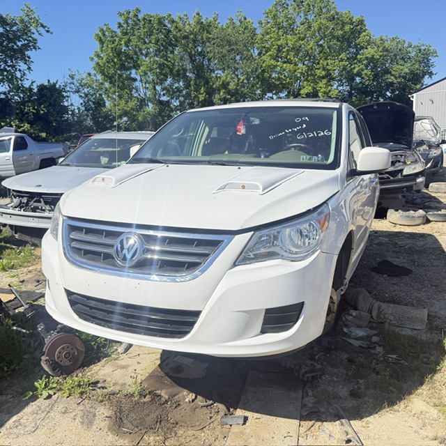 2009 Volkswagen Routan 3.8L S's photo